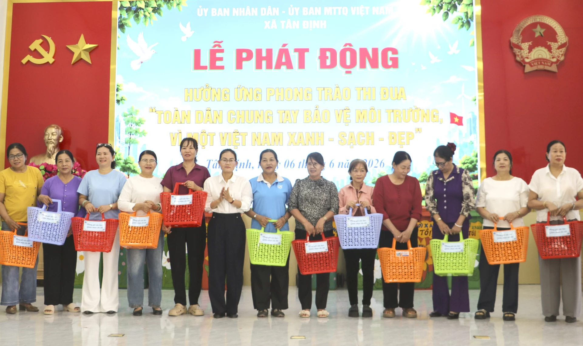 Lãnh đạo Ủy ban MTTQ Việt Nam xã trao giỏ xách cho các hộ gia đình.