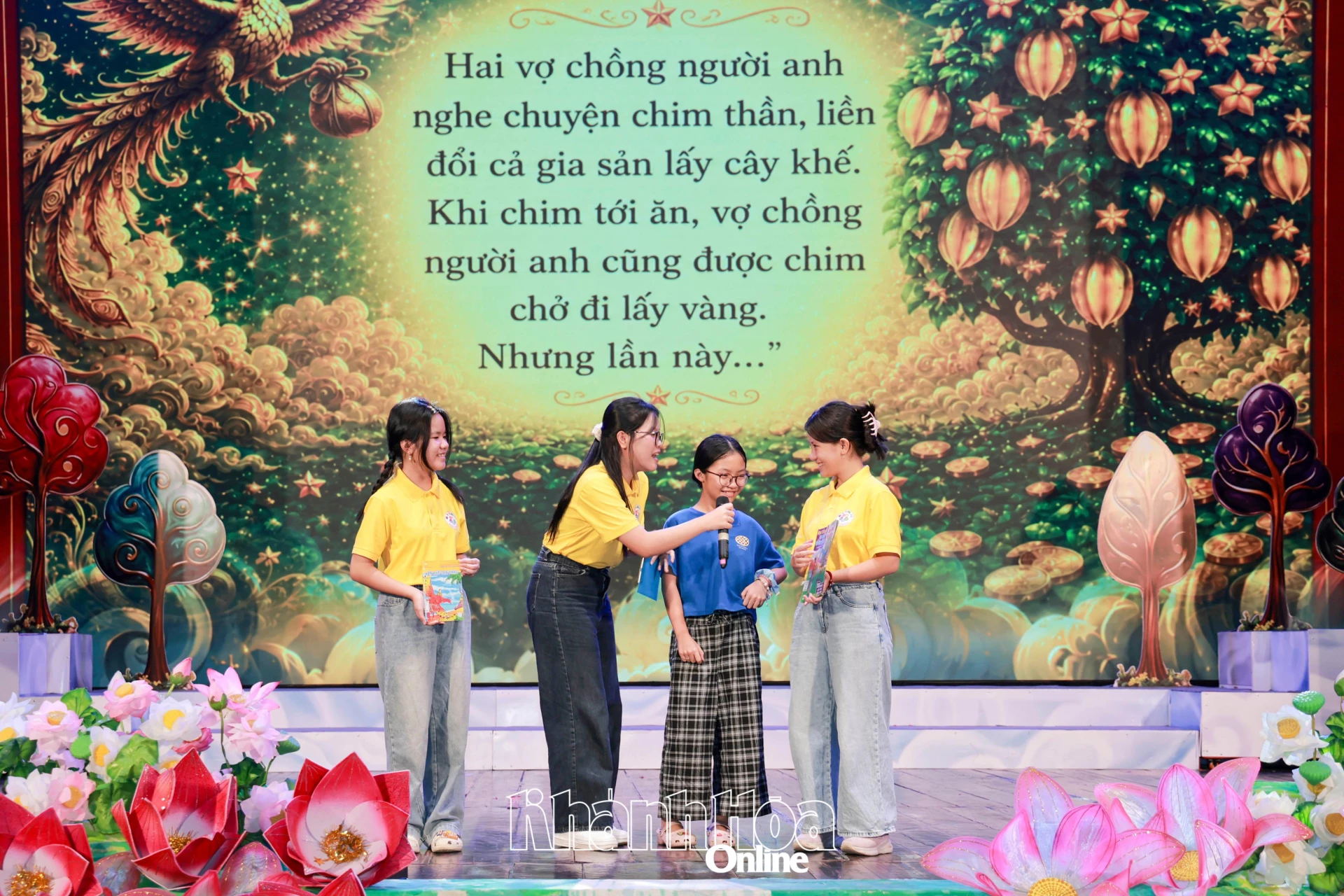 Một bạn nhỏ tham gia trả lời câu hỏi do Nhóm STEM Nha Trang đưa ra trước giờ biểu diễn.