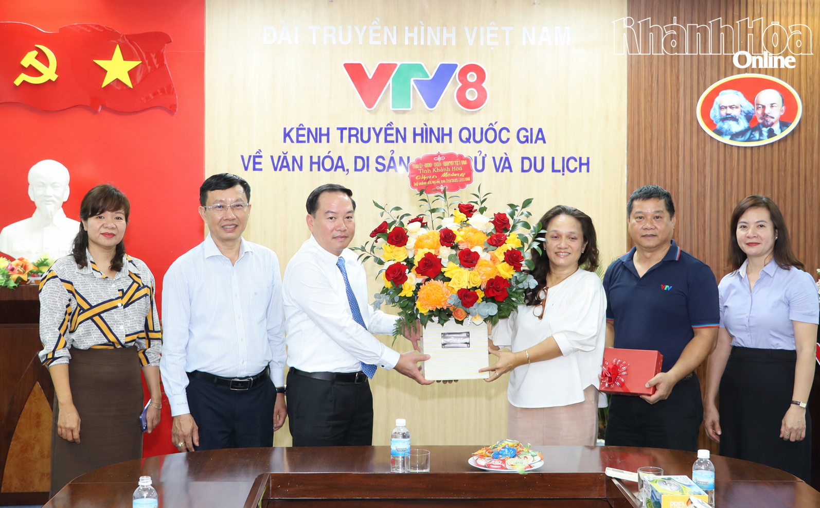 Đồng chí Phó Bí thư Thường trực Tỉnh ủy Hồ Xuân Trường tặng hoa chúc mừng Trung tâm Truyền hình Việt Nam khu vực miền Trung - Tây Nguyên (VTV8).