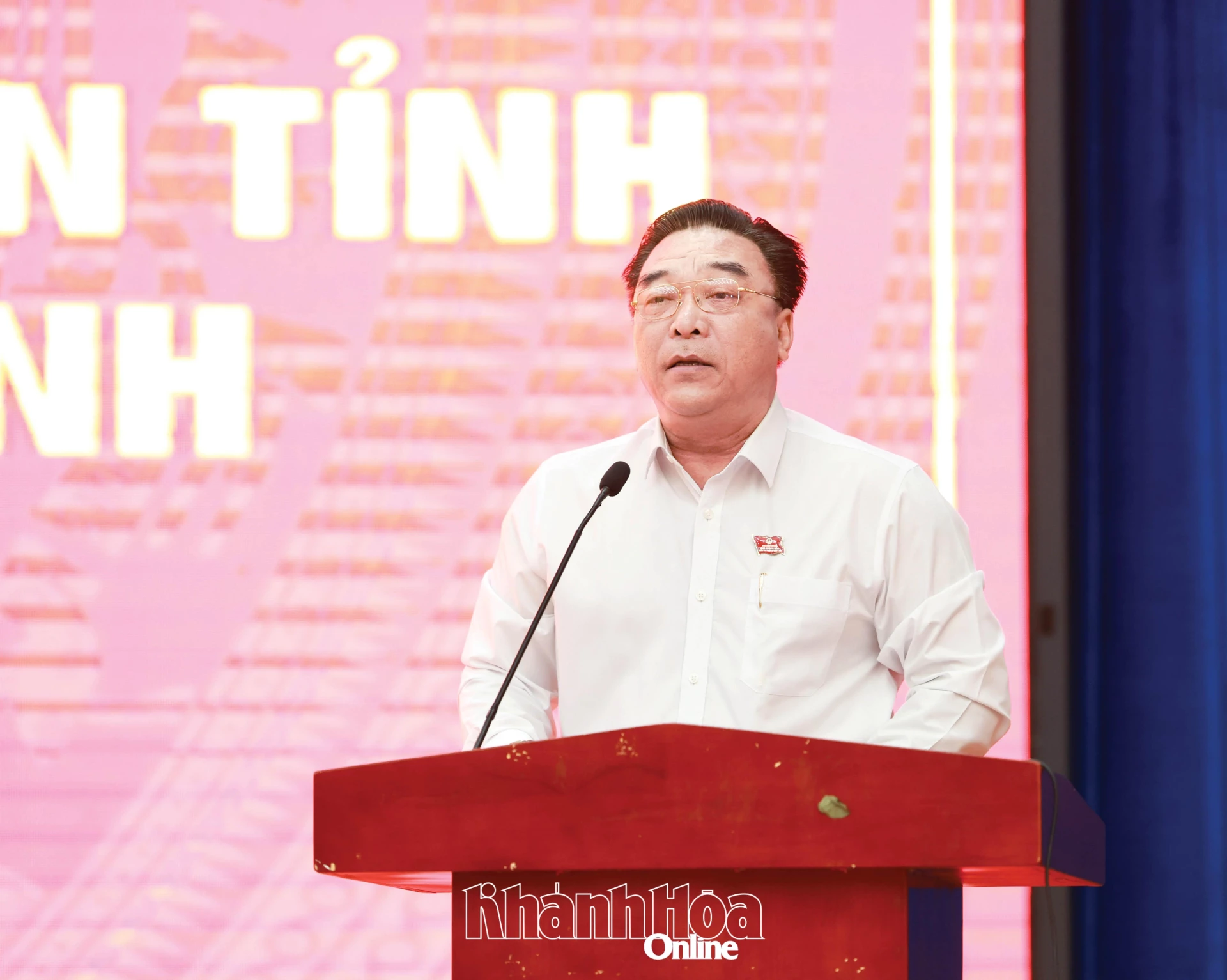 Đại biểu Đoàn Minh Long báo cáo kết quả giải quyết các ý kiến, kiến nghị của cử tri gửi đến Kỳ họp thứ 3, HĐND tỉnh khóa VII.