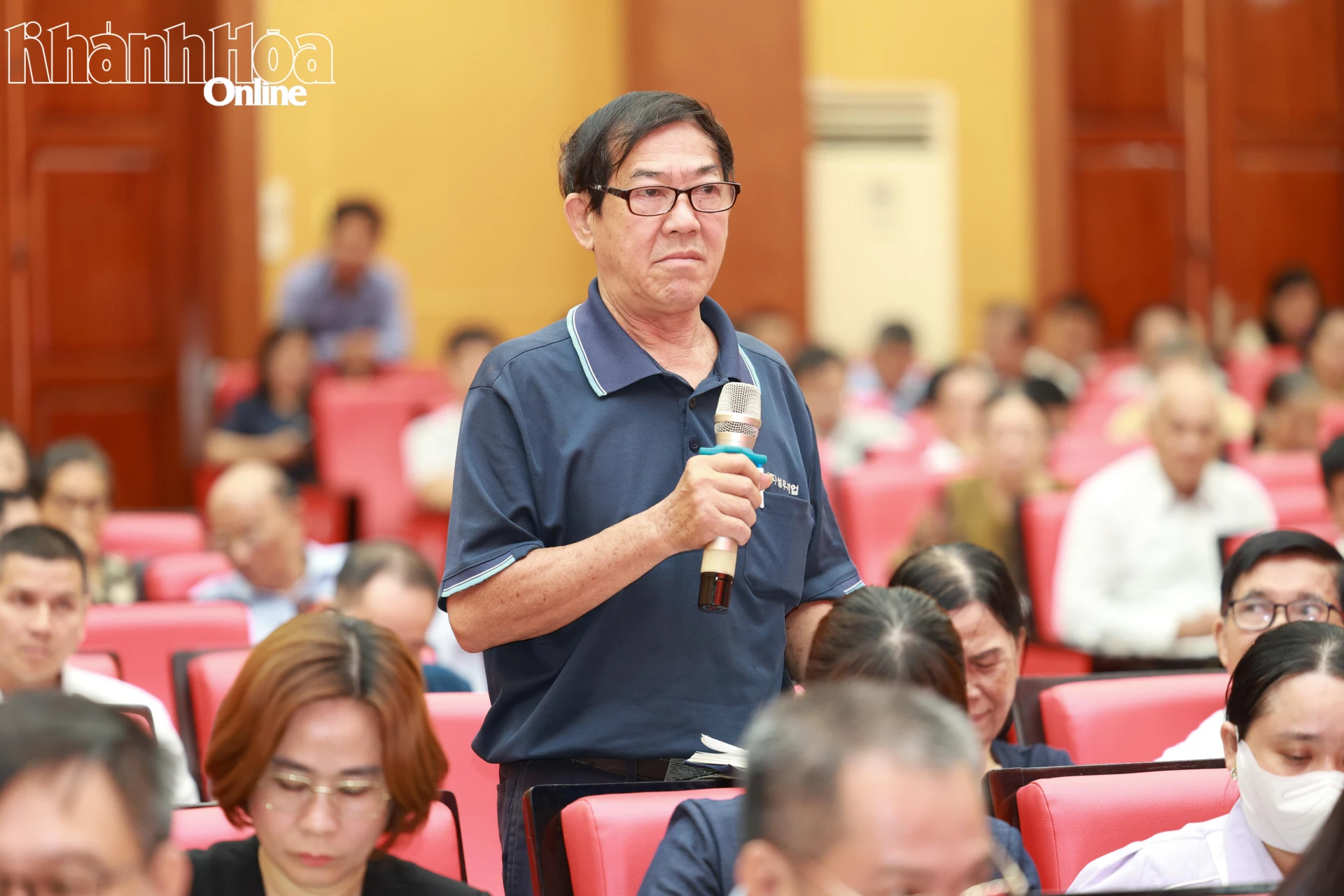 Cử tri phát biểu ý kiến tại buổi tiếp xúc.