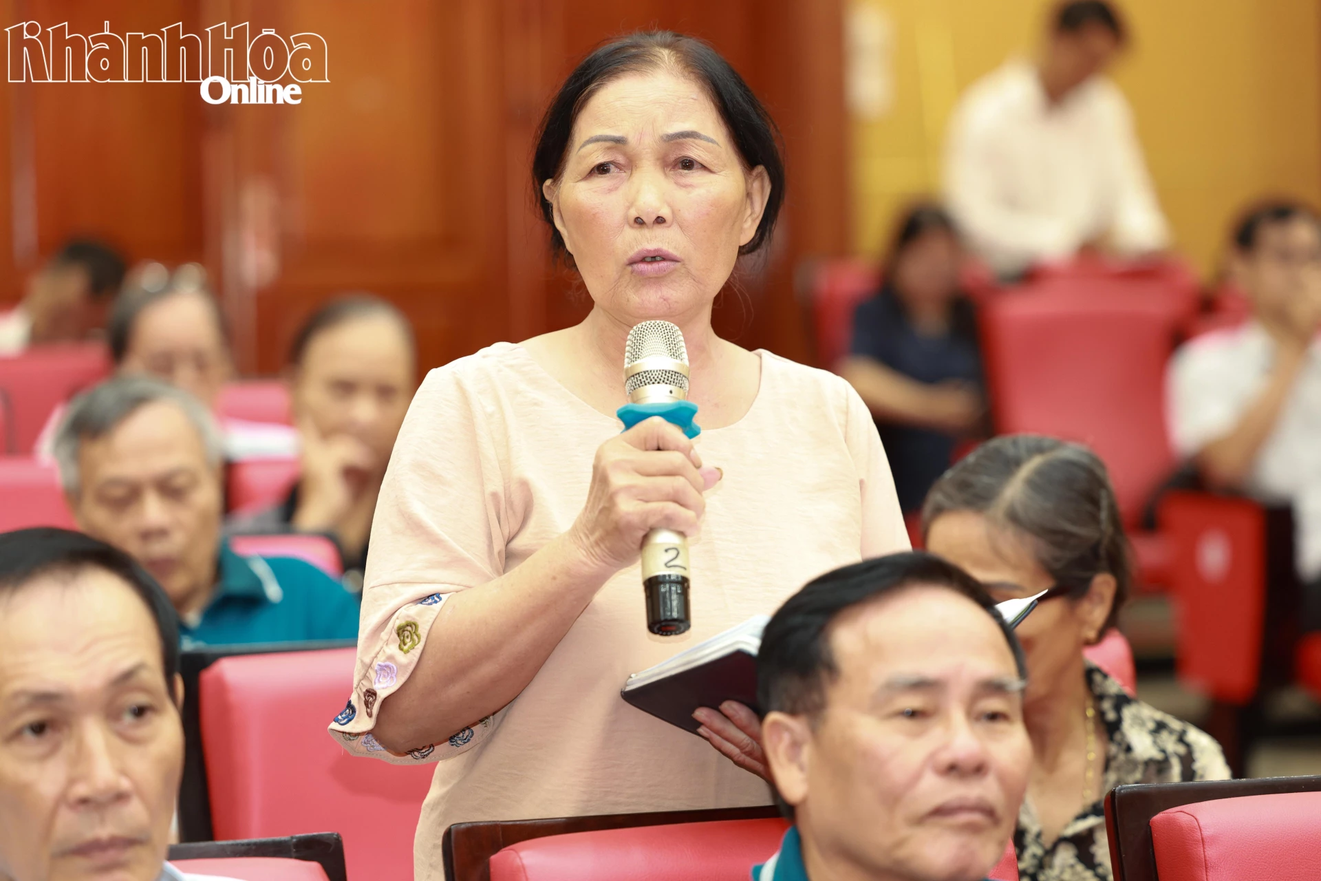 Cử tri phát biểu ý kiến tại buổi tiếp xúc.