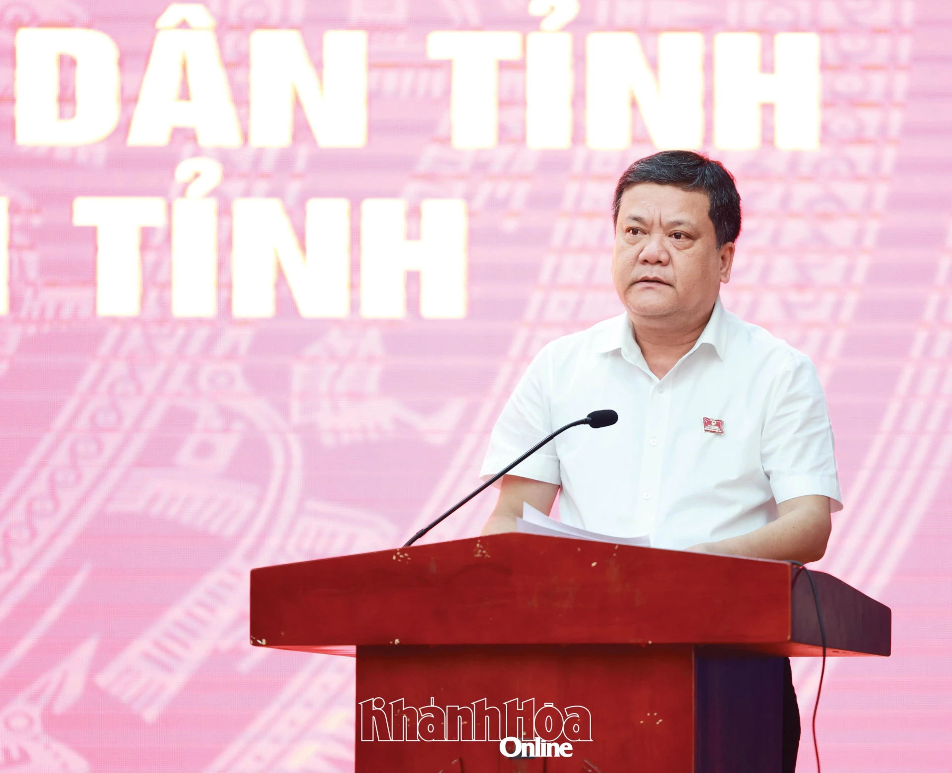 Bí thư Tỉnh ủy Trần Phong phát biểu tại buổi tiếp xúc cử tri.