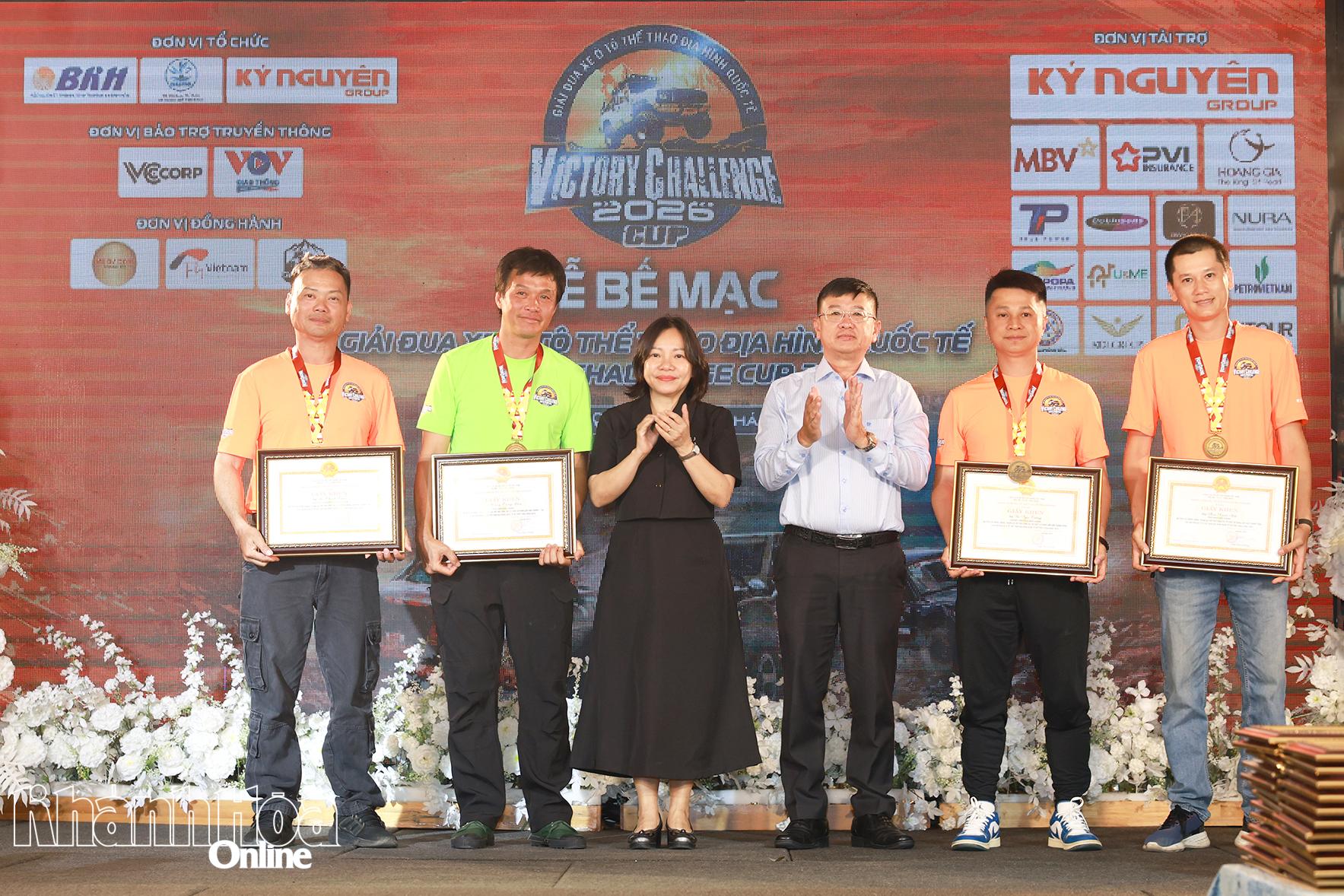 Ban tổ chức trao tặng giấy khen cho Ban điều hành giải.