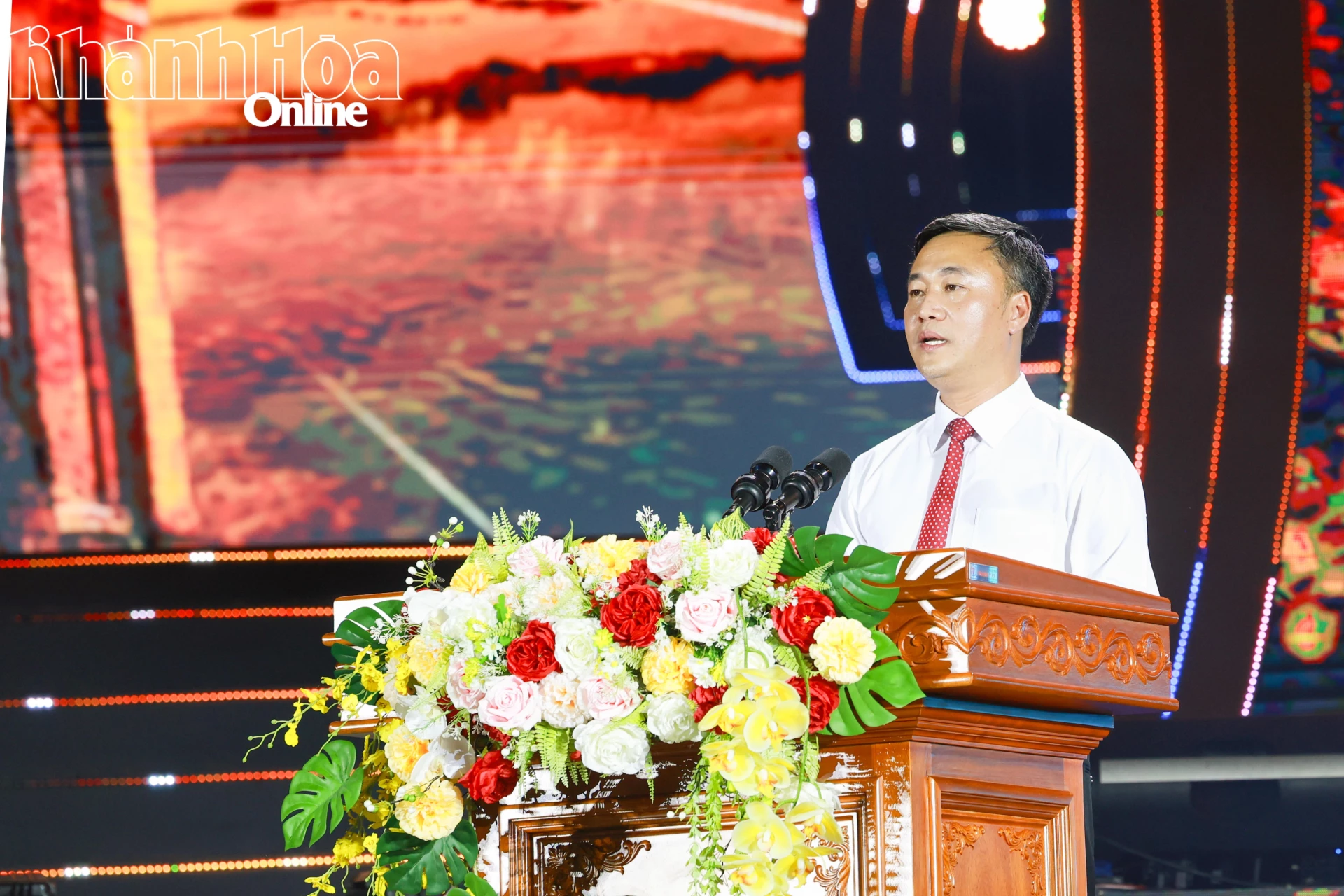 Chủ tịch UBND tỉnh Khánh Hòa Nguyễn Việt Hùng phát biểu khai mạc ngày hội. 