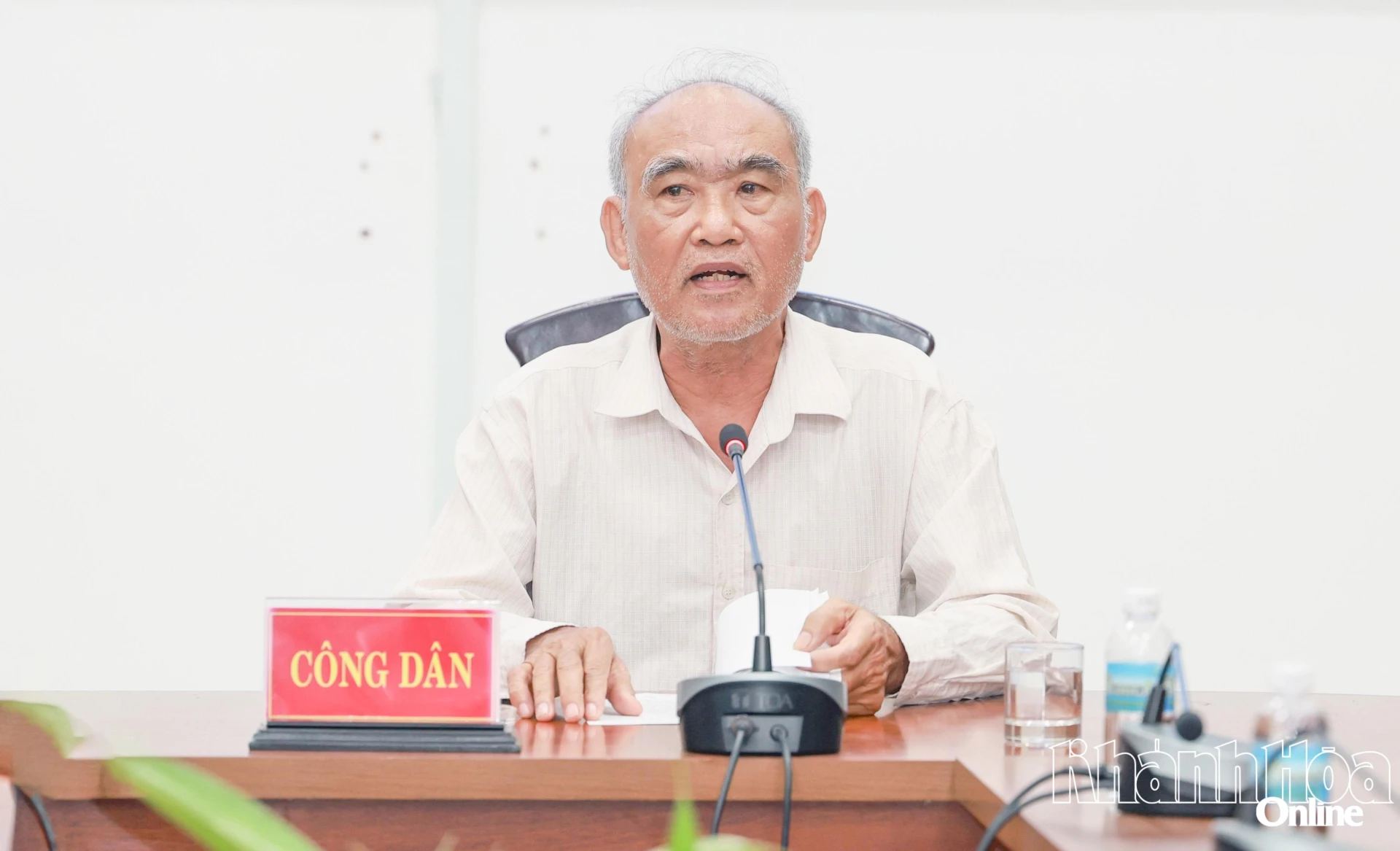 Một công dân đến buổi tiếp dân trình bày vụ việc.