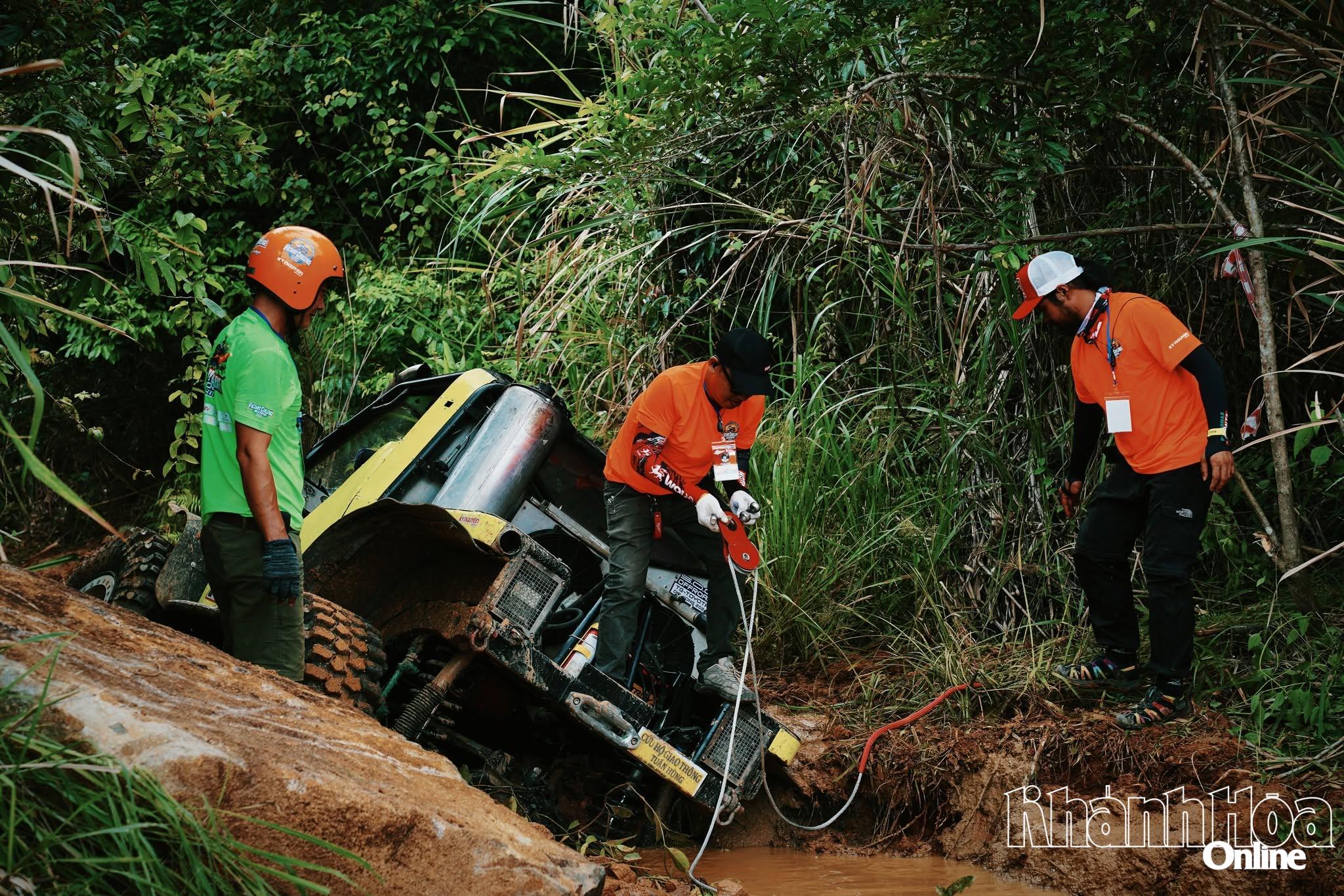 Đội hậu cần luôn thường trực hỗ trợ xử lí sự cố cho các đội đua xuyên suốt mùa giải.