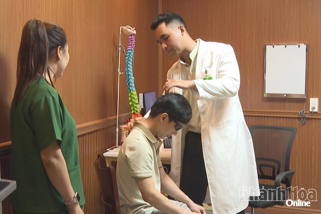 Anh Phạm Đình Nam, người khiếm thị ở phường Phan Rang được bác sĩ thăm khám.