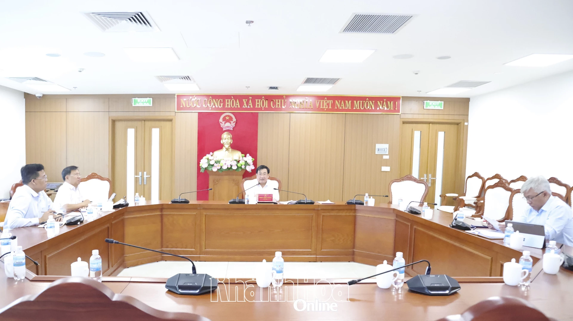 Vice-Chairman of Khanh Hoa Provincial People's Committee Trinh Minh Hoang chairs meeting on progress of nuclear power projects