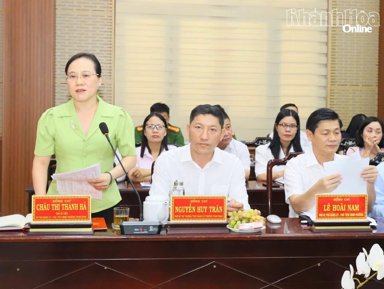 Lãnh đạo phường Phan Rang báo cáo tại buổi làm việc.