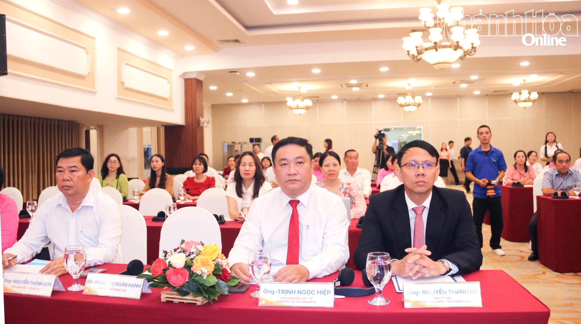 Phó Chủ tịch UBND tỉnh Nguyễn Thanh Hà và các đại biểu tham dự buổi lễ. 