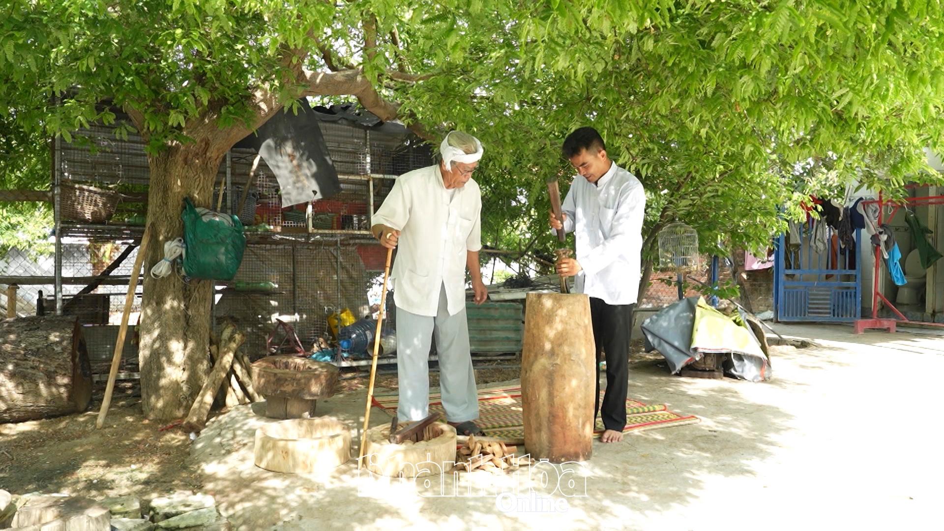 Nghệ nhân Phú Bình Đồn truyền dạy con trai chế tác nhạc cụ truyền thống.