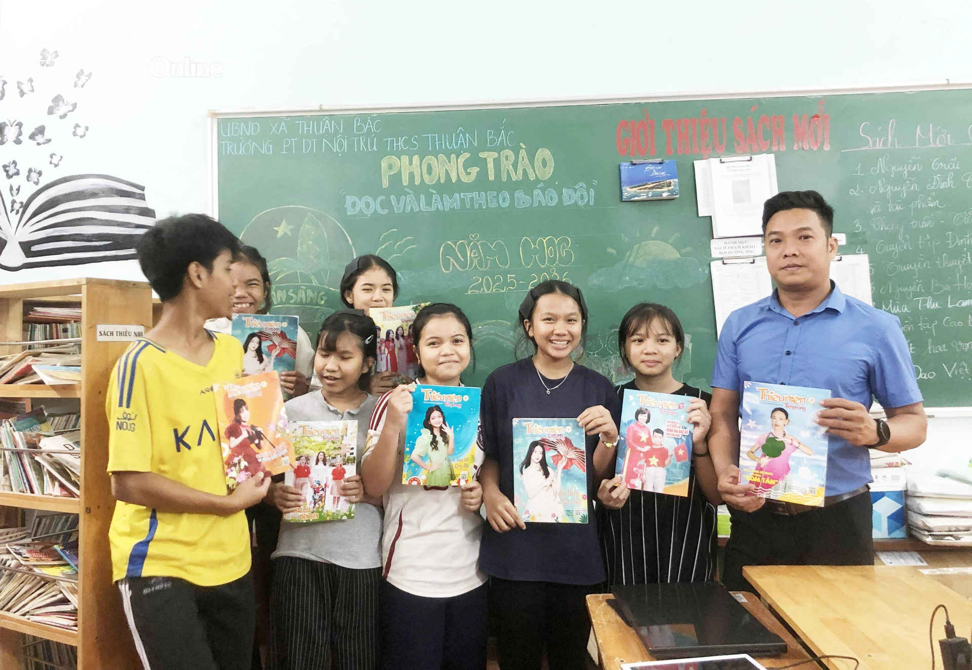 Thầy Nguyễn Văn Khánh cùng các học sinh Trường Phổ thông Dân tộc nội trú THCS Thuận Bắc.