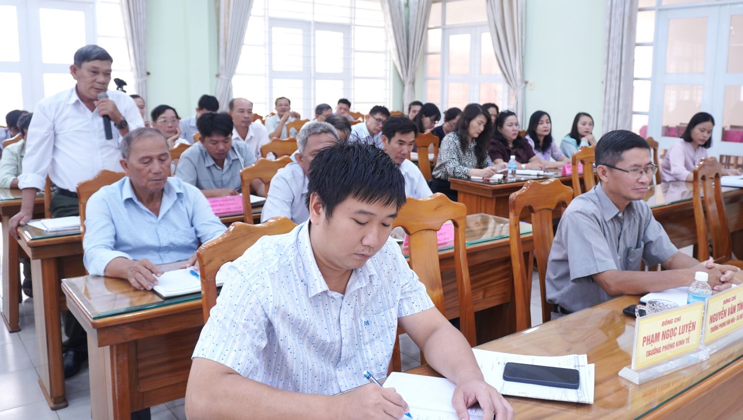 Các đại biểu thảo luận tại cuộc họp.