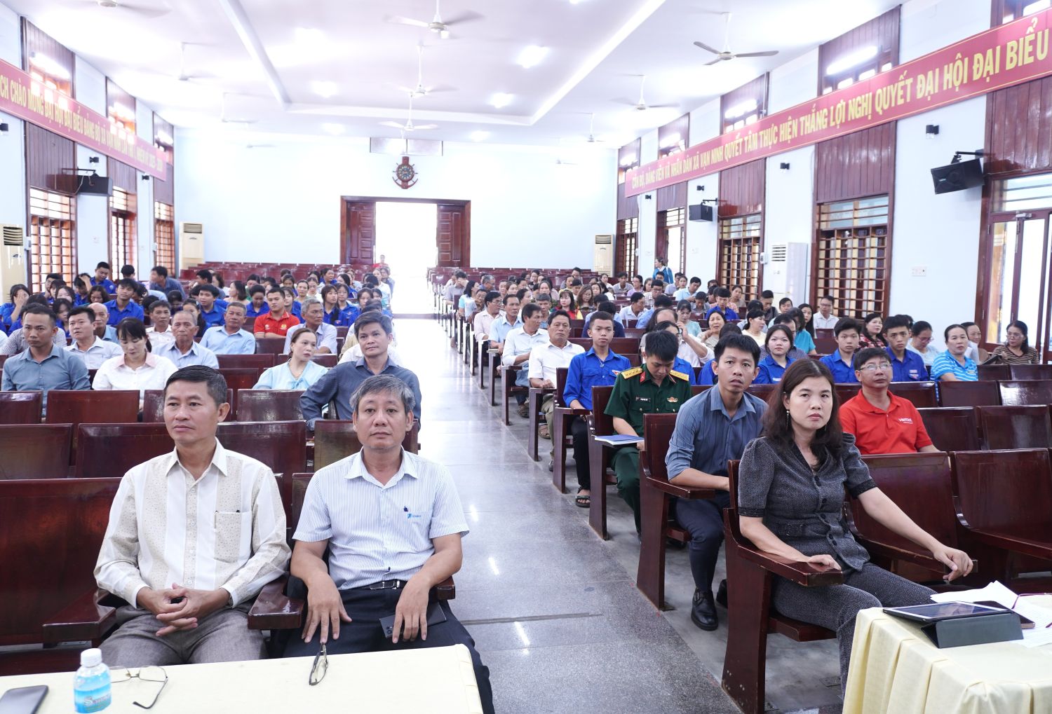 Các đại biểu tham dự hội nghị.