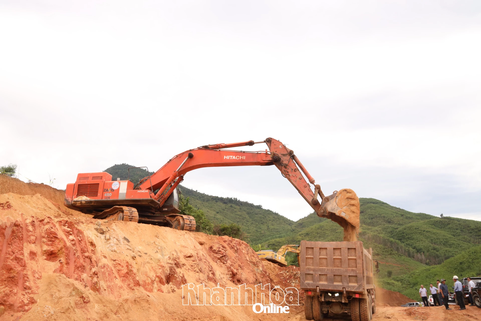 Công trường Dự án Đường liên vùng Khánh Sơn - Khánh Vĩnh đoạn đi qua xã Khánh Vĩnh.
