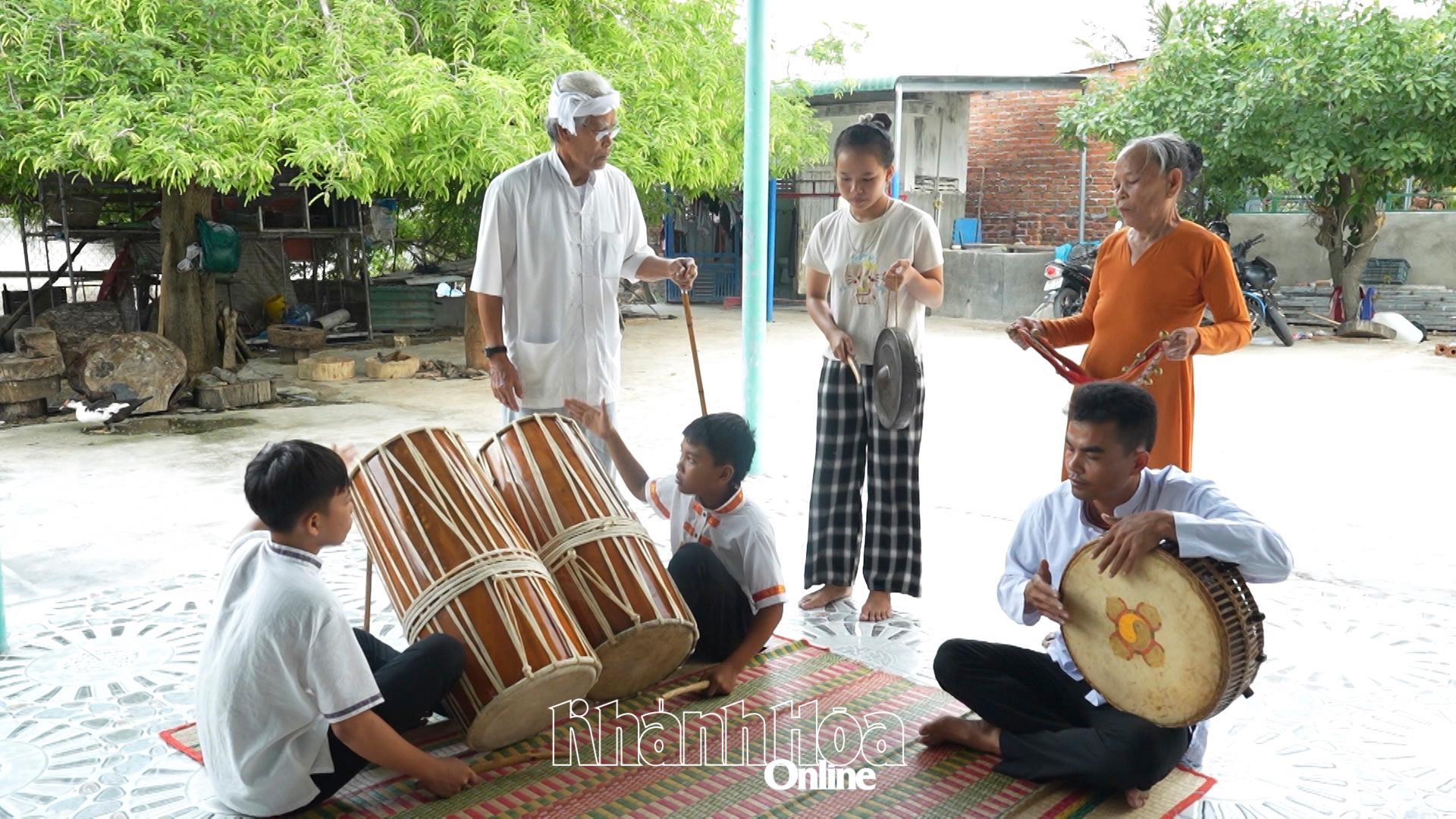 Nghệ nhân Phú Bình Đồn hướng dẫn cách đánh trống ghinăng, paranưng.
