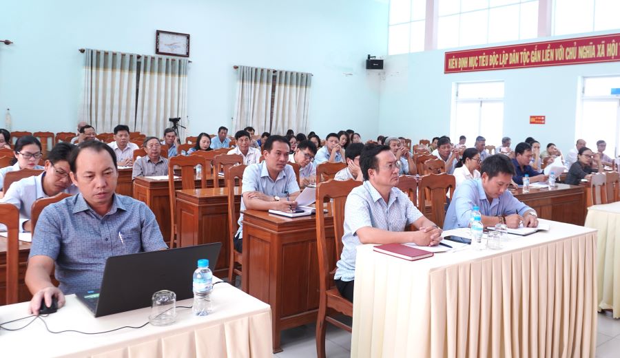 Các đại biểu tham dự buổi làm việc.