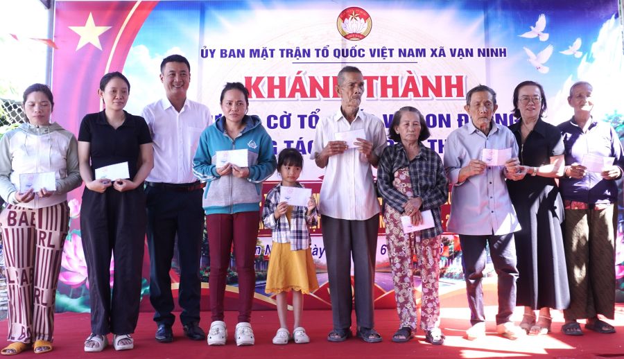 Lãnh đạo xã Vạn Ninh trao tặng quà cho các hộ gia đình có hoàn cảnh khó khăn.