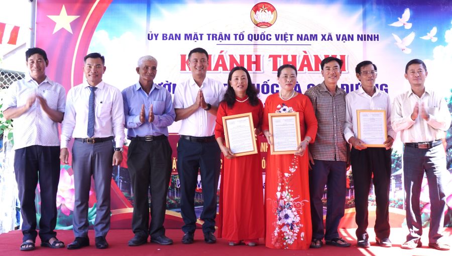 Mặt trận xã Vạn Ninh khánh thành công trình "Đường cờ Tổ quốc" và "Con đường tự quản"