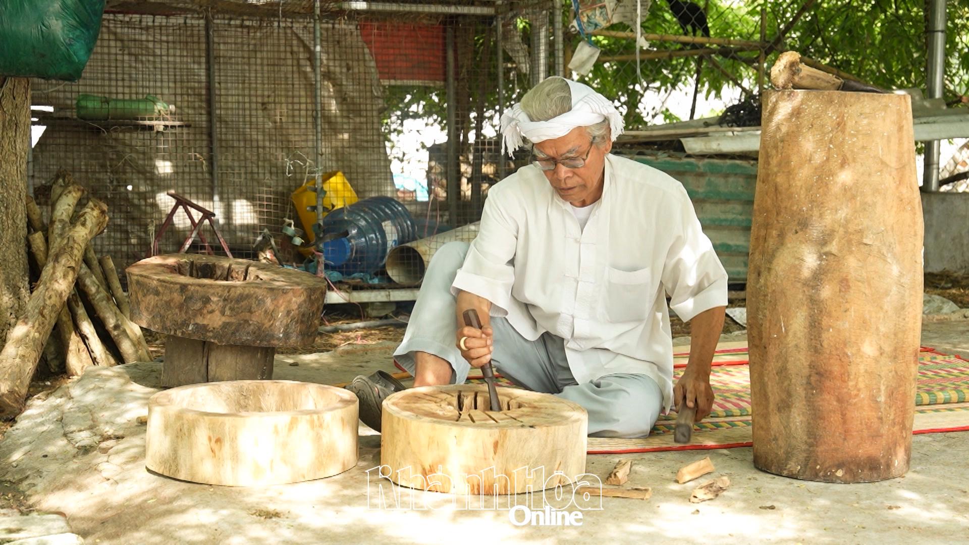 Nghệ nhân Phú Bình Đồn chế tác trống paranưng.