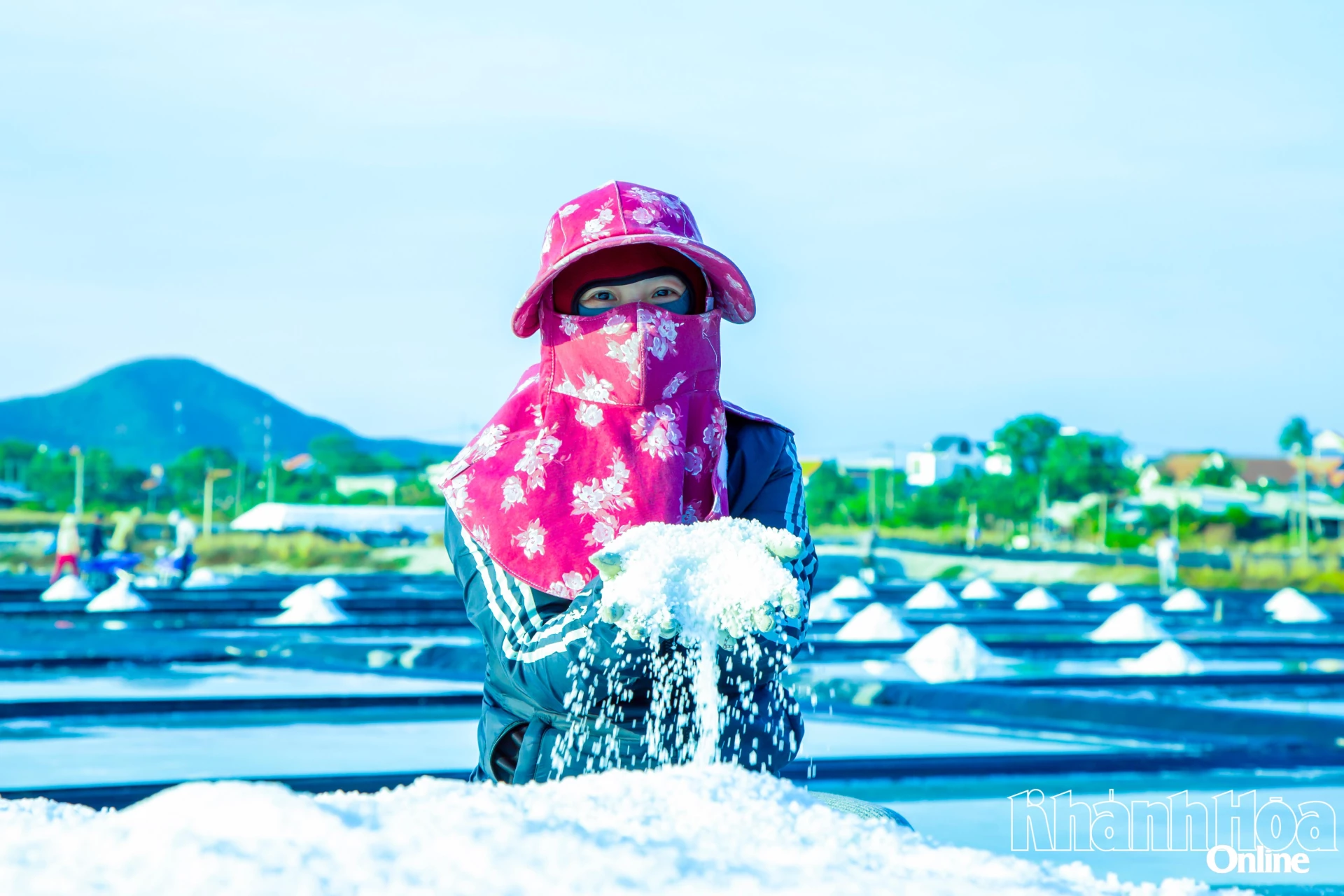Những hạt muối trắng tinh được diêm dân phường Đông Ninh Hòa thu hoạch. Ảnh: CÔNG ĐỊNH