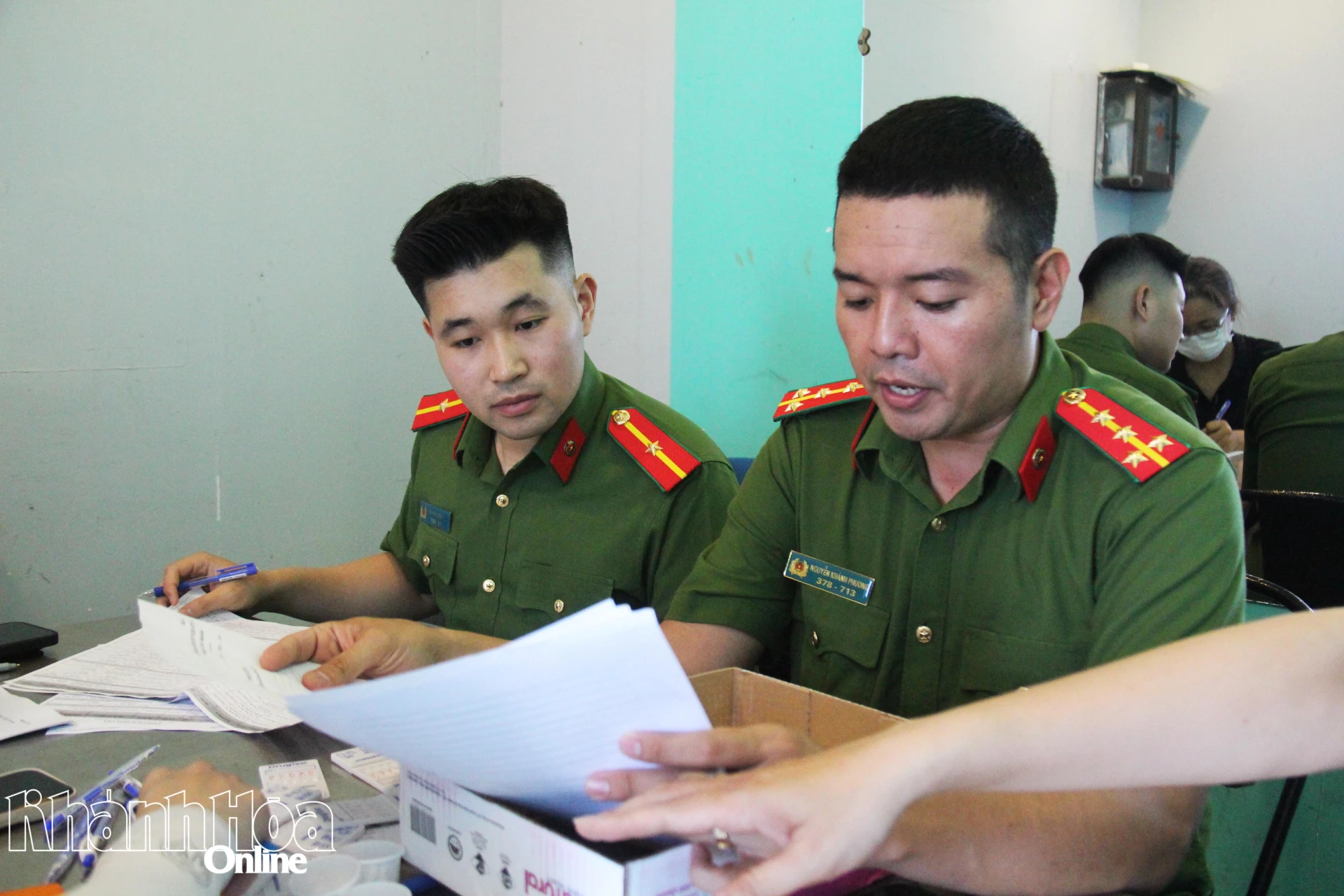 Tổ công tác tiến hành rà soát, đối chiếu danh sách nhân viên, người lao động tại buổi test nhanh.