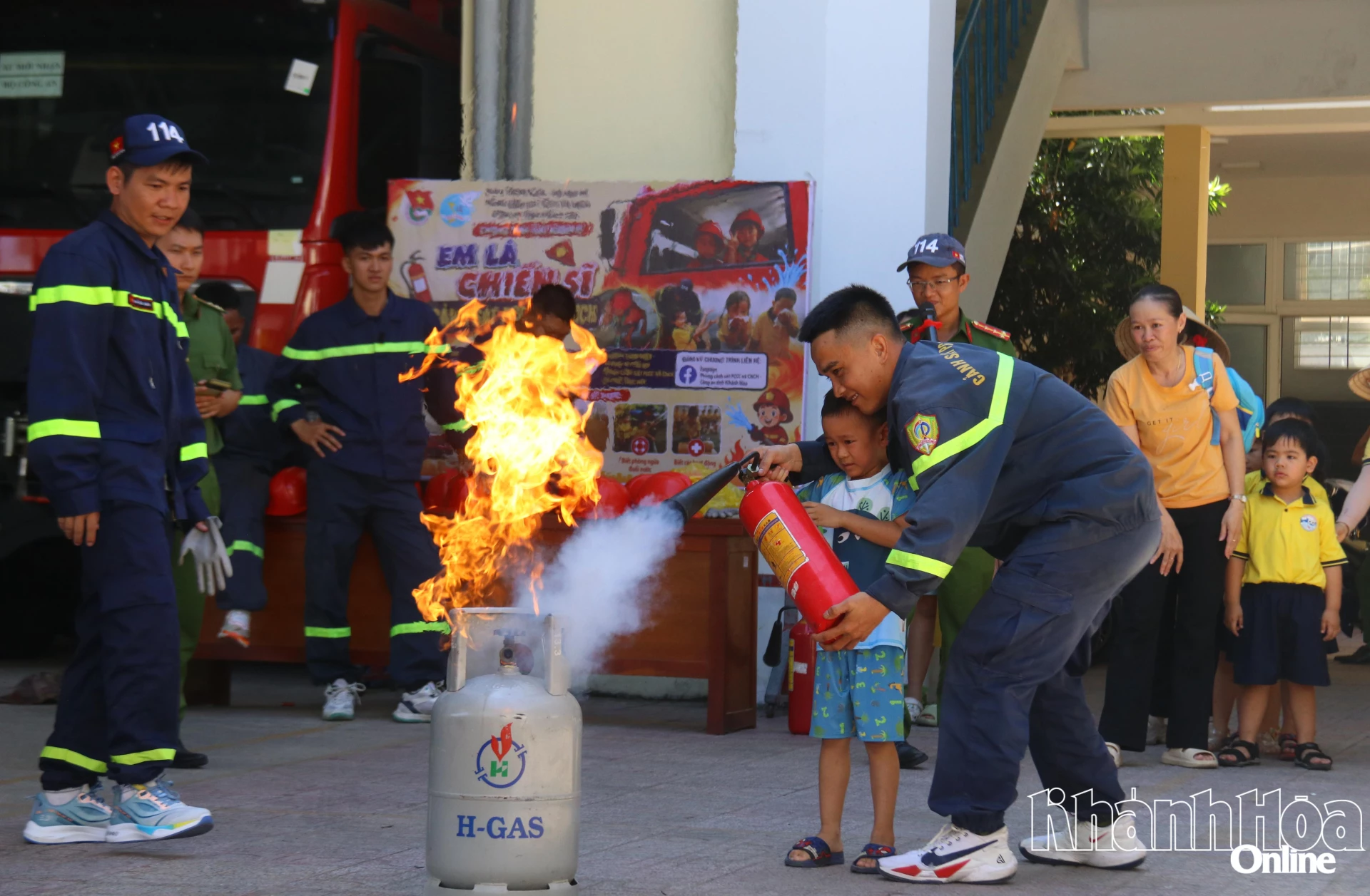 Nhận được sự hỗ trợ của chú Cảnh sát chữa cháy, chiến sĩ nhí đã có thể dập lửa bằng bình chữa cháy xách tay.