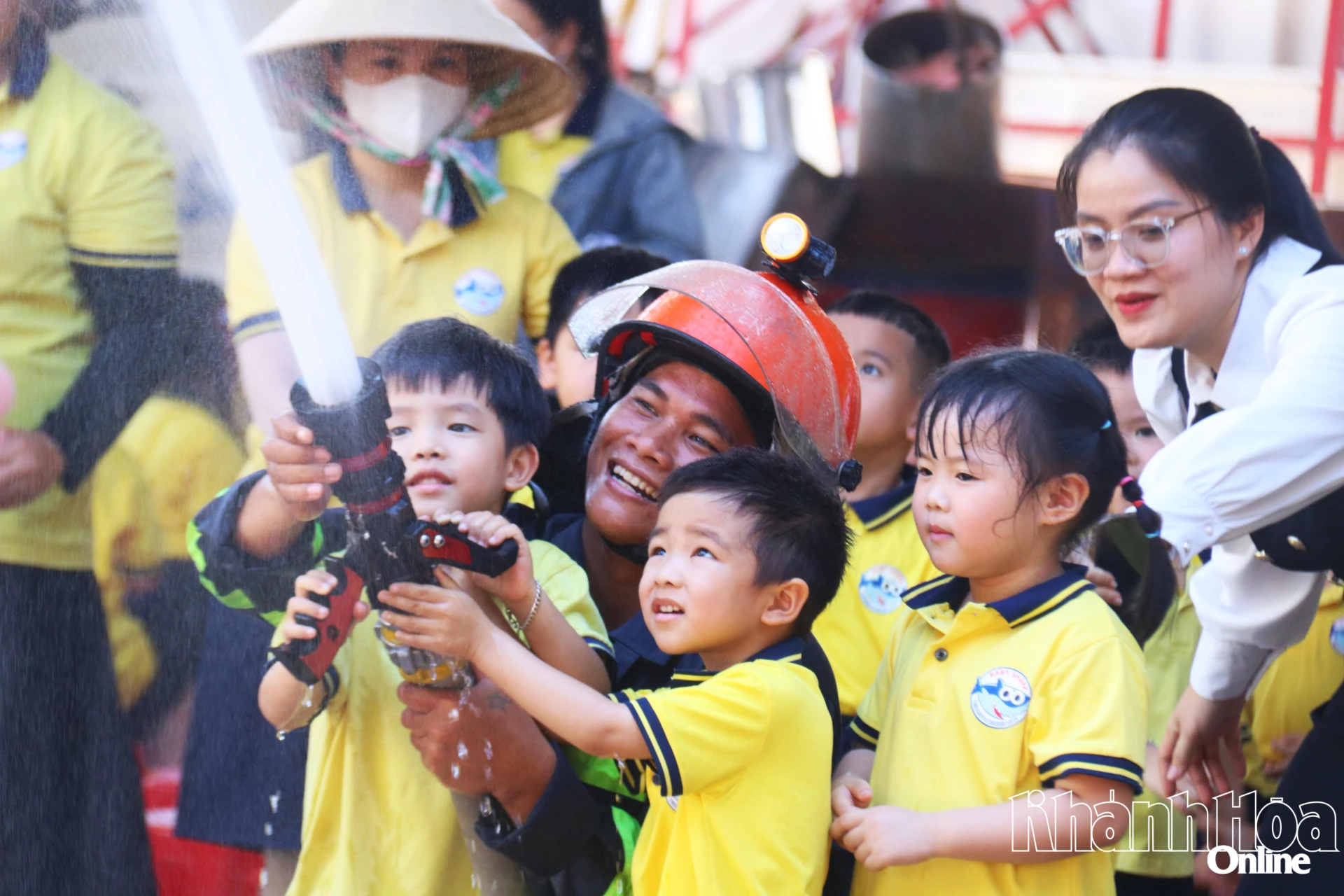 Ai nấy đều hết sức phấn chấn khi được tiếp xúc trực tiếp với các trang thiết bị chữa cháy.
