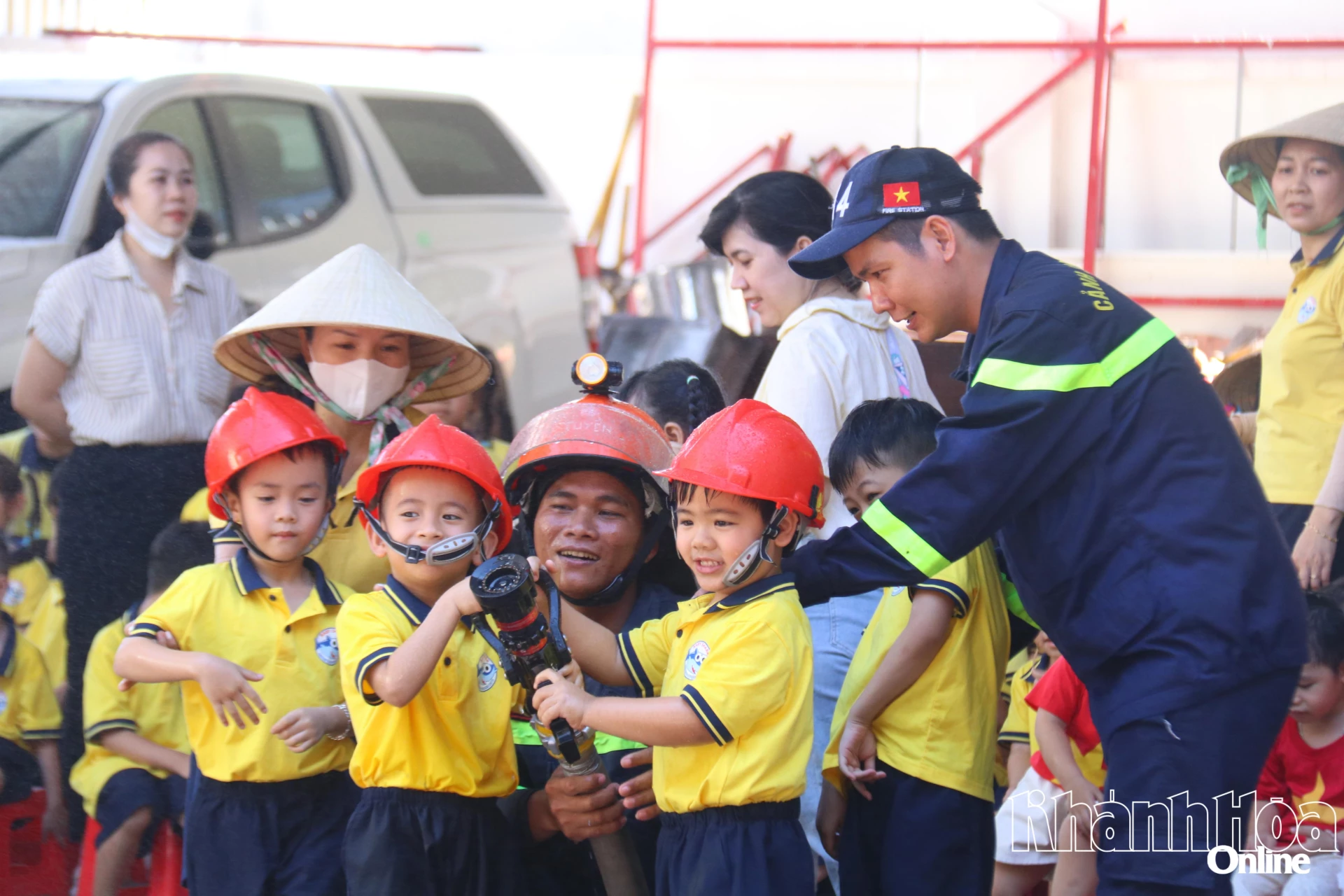 Các chiến sĩ nhí hào hứng khi lần đầu được tiếp xúc lăng chữa cháy.