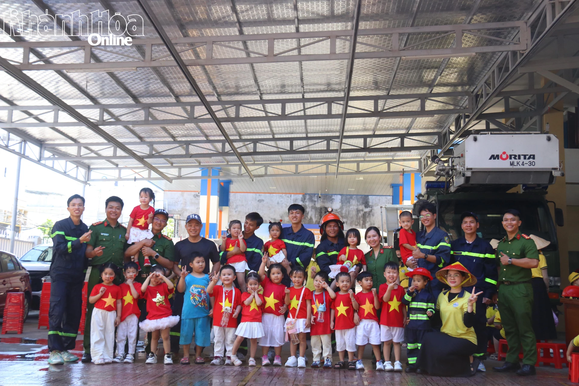 Các em nhỏ chụp ảnh lưu niệm với các cán bộ, chiến sĩ.