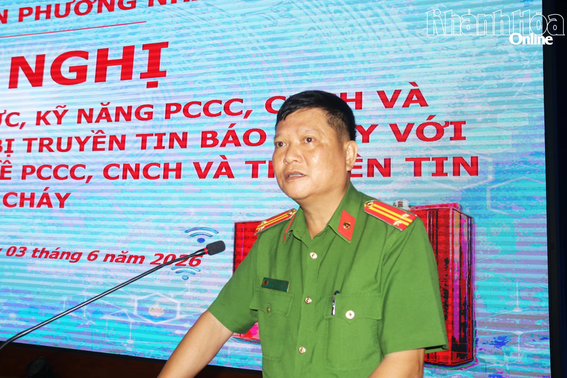 Trung tá Hoàng Xuân Chiến - Phó Trưởng phòng Cảnh sát Phòng cháy, chữa cháy và cứu nạn, cứu hộ Công an tỉnh Khánh Hòa phát biểu chỉ đạo tại hội nghị.