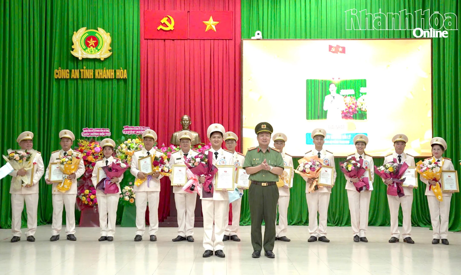 Đại tá Nguyễn Quân trao giải nhất cho thí sinh thuộc Đảng bộ Phòng Tham mưu.