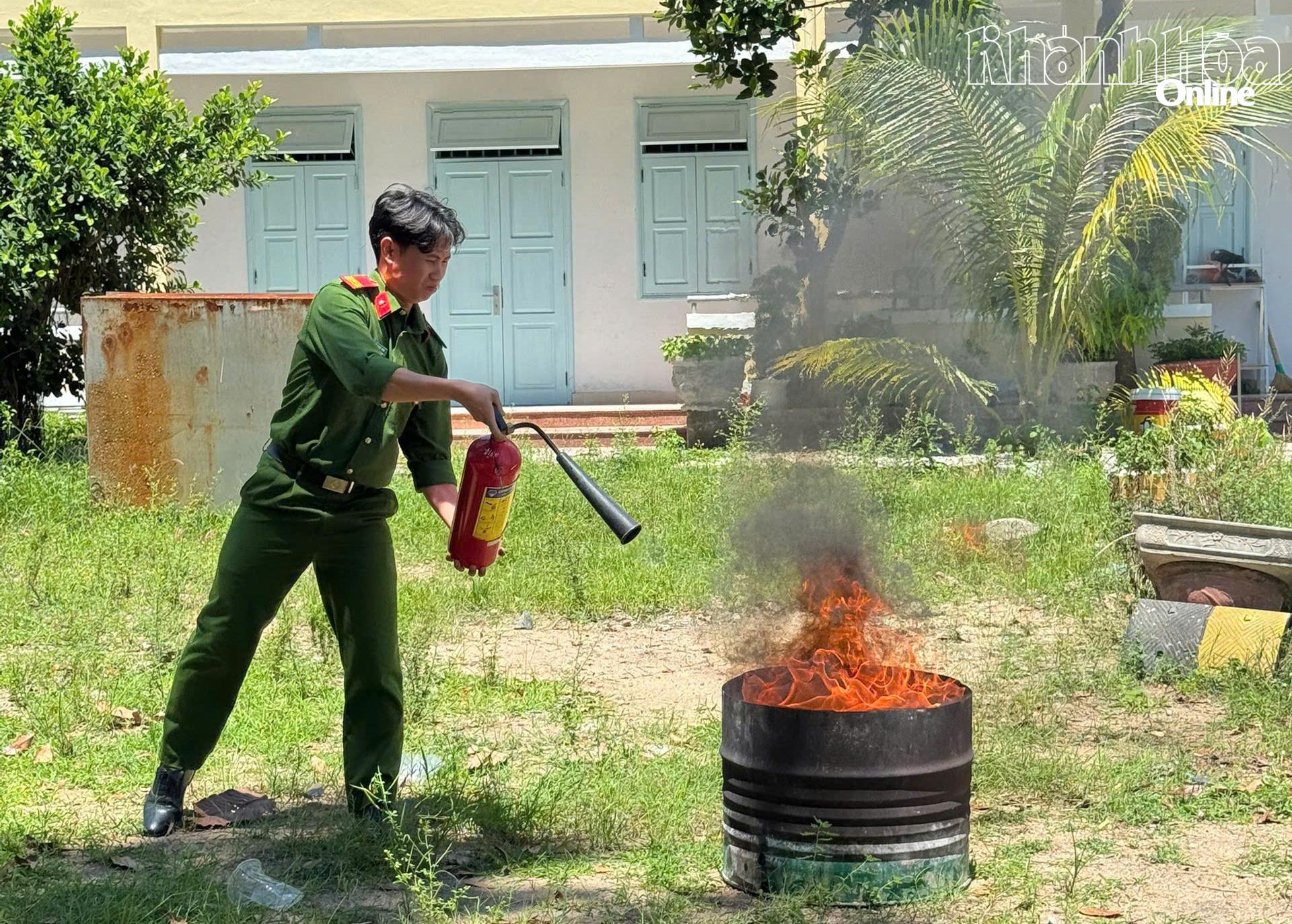 Thực tập phương án chữa cháy và cứu nạn tại Trại tạm giam số 1