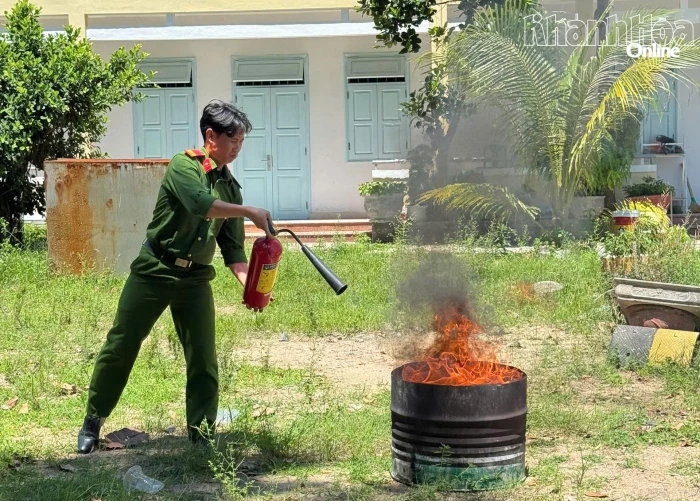 Thực tập phương án chữa cháy và cứu nạn tại Trại tạm giam số 1