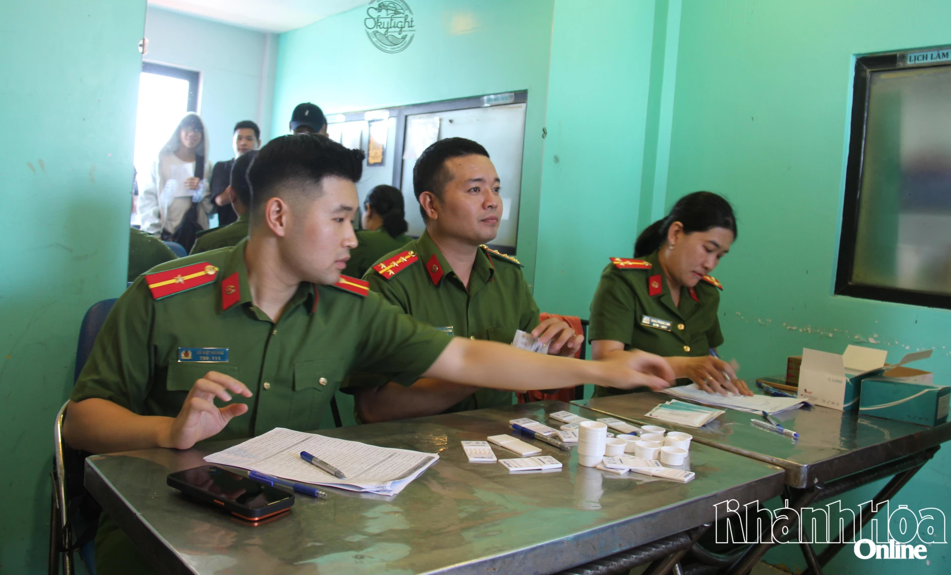 Tổ công tác Công an phường thực hiện nhiệm vụ tại một căn phòng nhỏ thuộc tầng 42 của khách sạn.