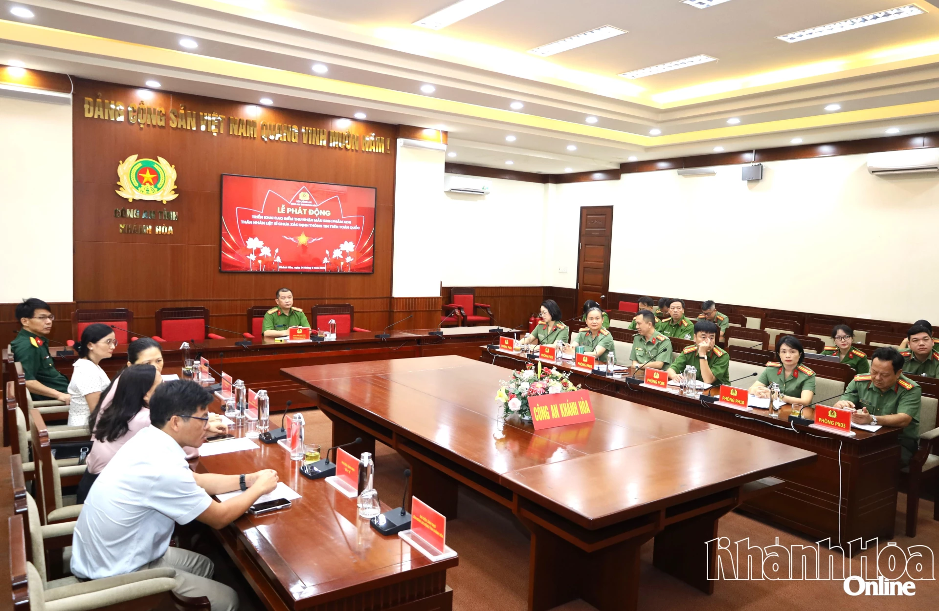 Các đại biểu dự lễ phát động tại điểm cầu Công an tỉnh Khánh Hòa.