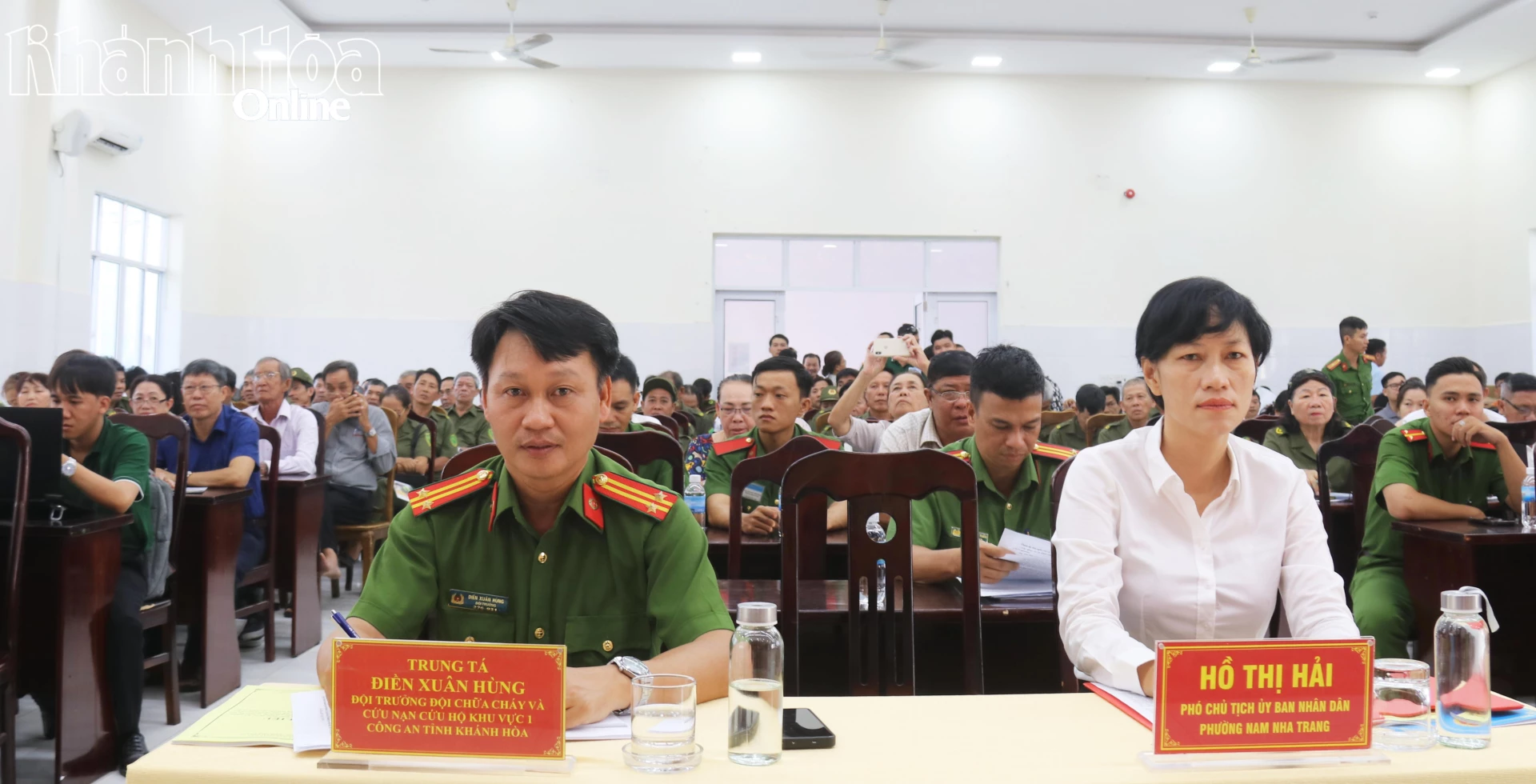 Lãnh đạo phường Nam Nha Trang cùng các đại biểu tham dự hội nghị.