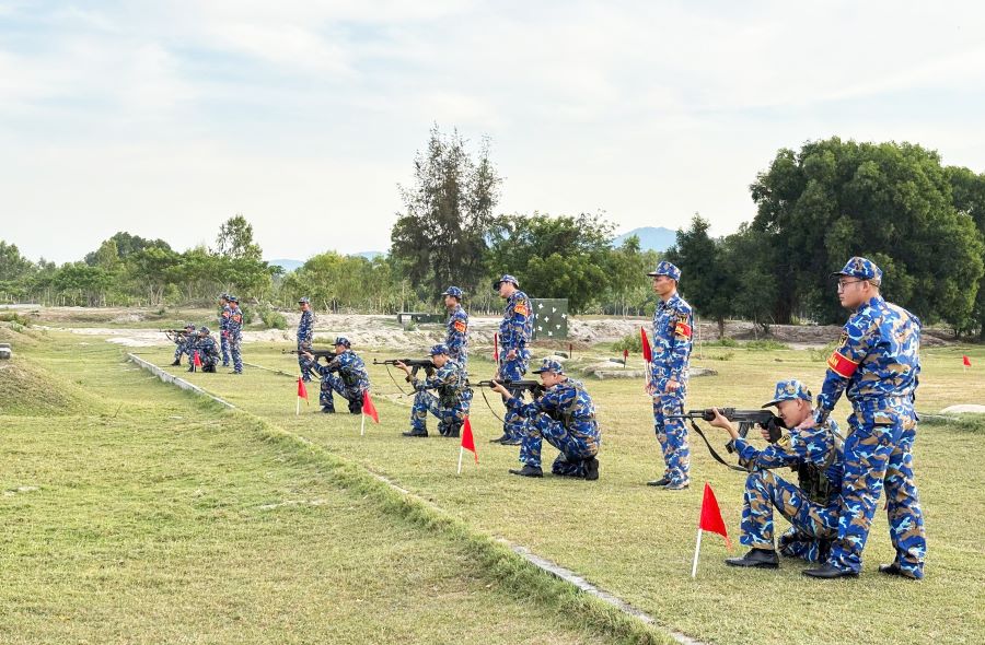 Thực hành tư thế quỳ bắn súng tiểu liên AK.