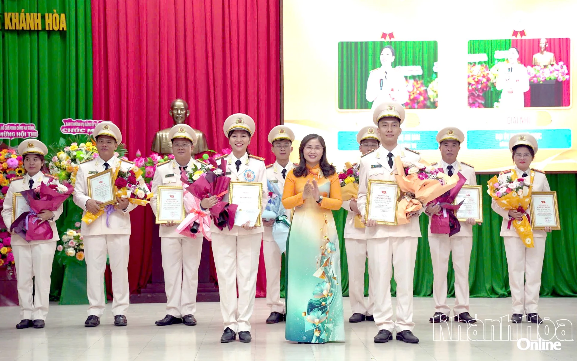 Bà Lưu Thị Hồng Vân - Hiệu trưởng Trường Chính trị tỉnh, thành viên Ban giám khảo trao giải nhì cho các thí sinh.