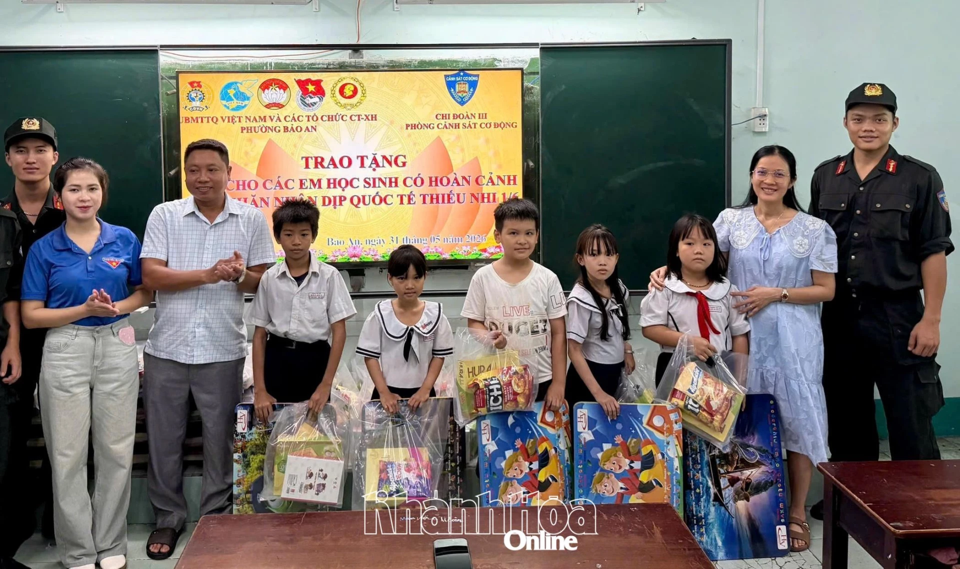 Chi đoàn III - Phòng Cảnh sát cơ động Công an tỉnh phối hợp với Đoàn phường Bảo An và nhóm thiện nguyện TP. Hồ Chí Minh trao tặng quà cho học sinh Trường Tiểu học Bảo An I.