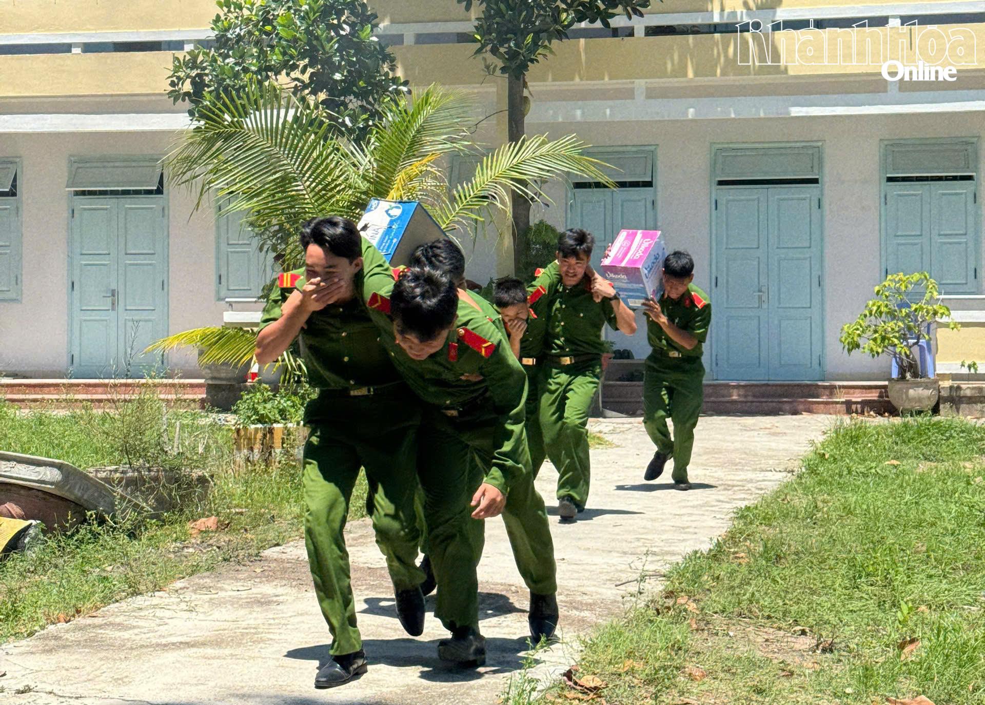 Lực lượng chữa cháy cơ sở vừa tiến hành sơ tán người, đồng thời khẩn trương cứu tài sản.
