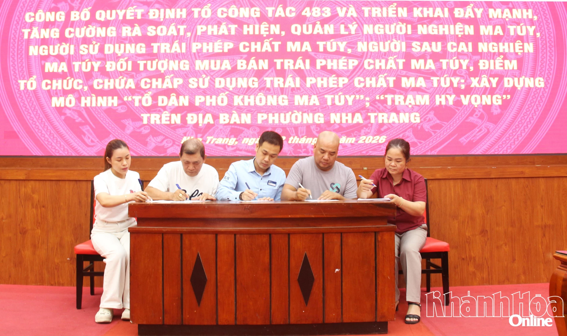 Đại diện các cơ sở kinh doanh có điều kiện về an ninh trật tự đã ký cam kết thực hiện nghiêm các quy định về phòng, chống ma túy.