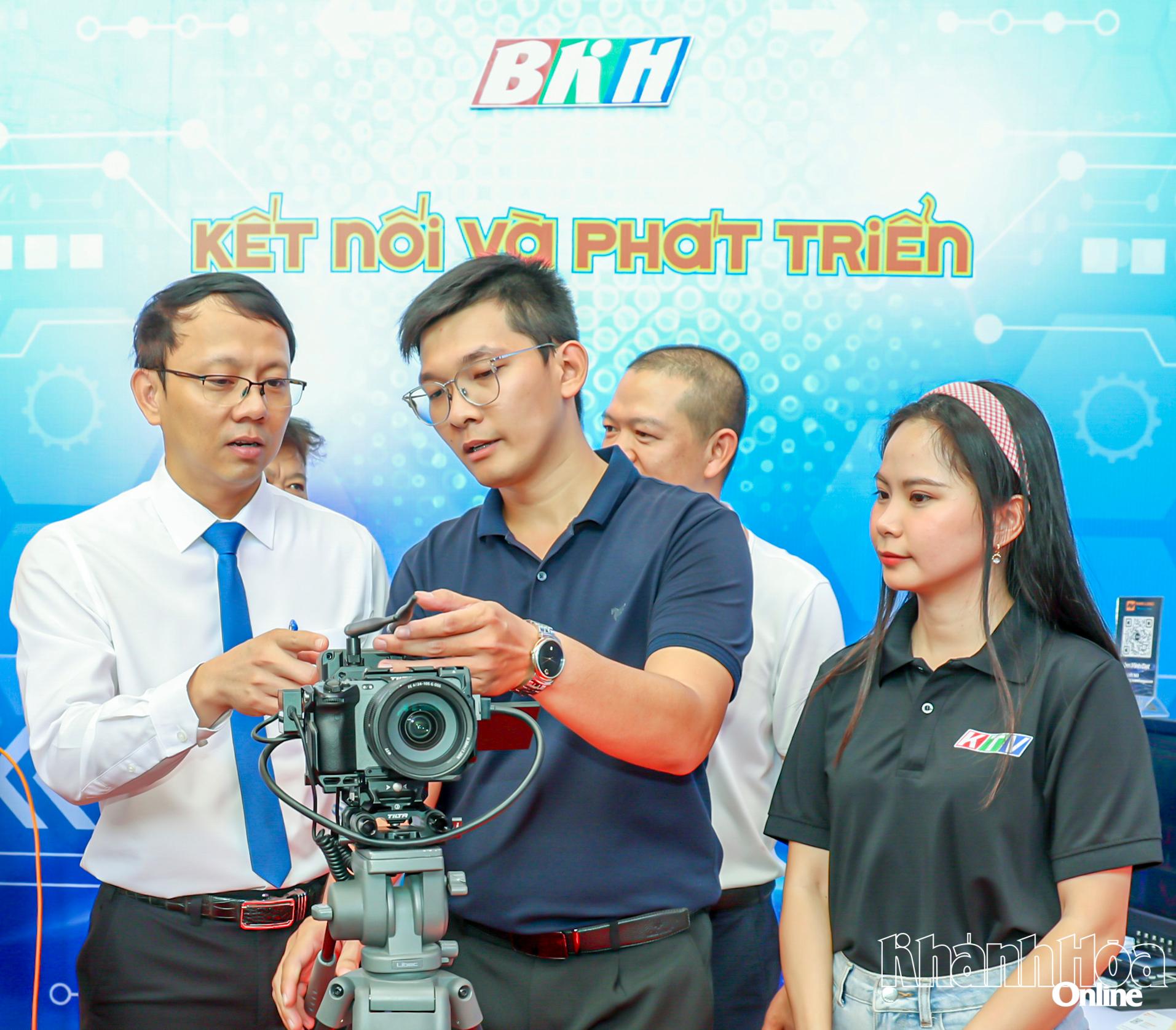 Đồng chí Nguyễn Thanh Hà - Phó Chủ tịch UBND tỉnh tham quan gian hàng của Báo và Phát thanh, Truyền hình Khánh Hòa 
tại Ngày hội Công nghệ số tỉnh năm 2025. Ảnh: CÔNG ĐỊNH