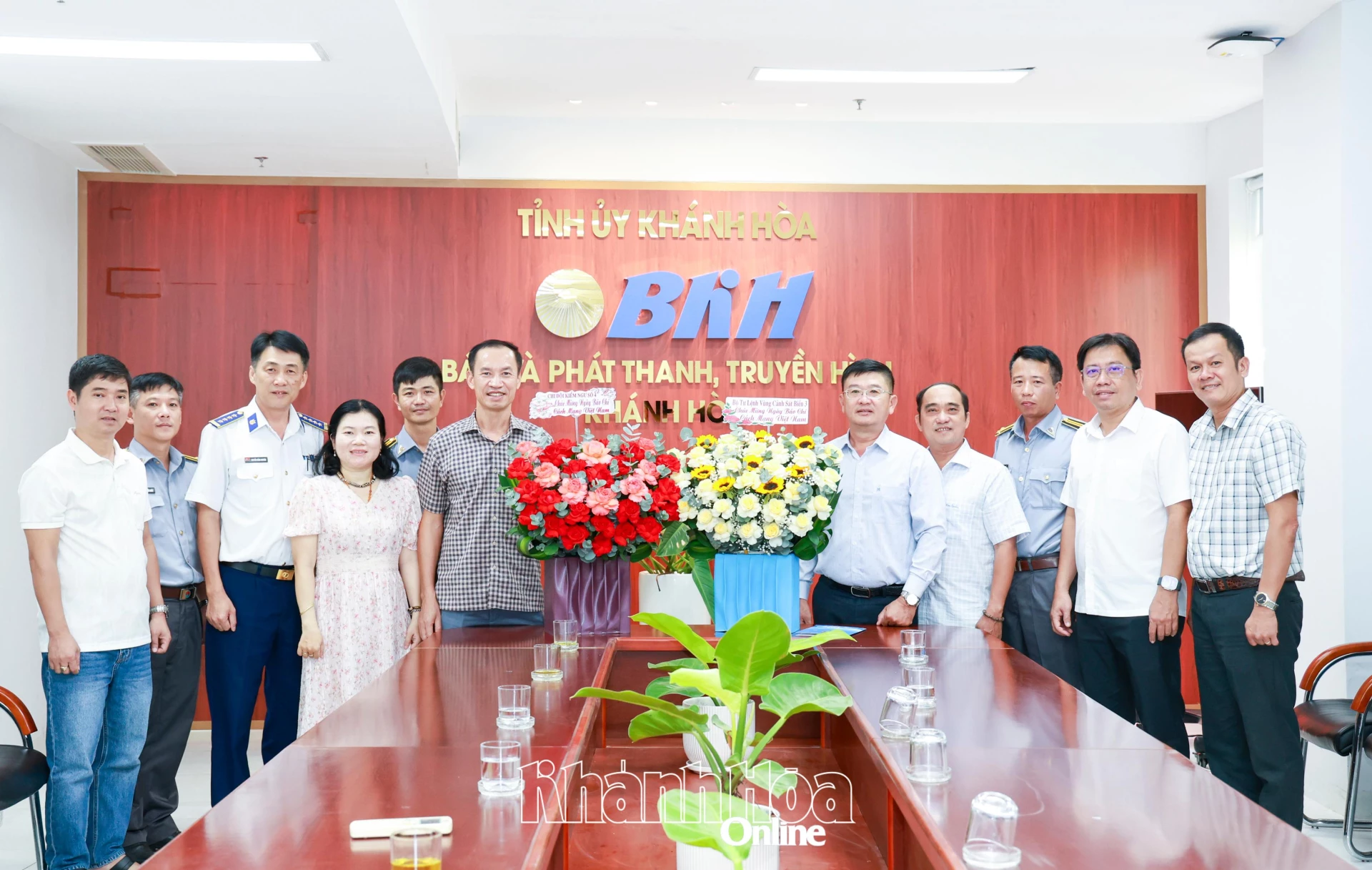Các đơn vị chụp hình lưu niệm.