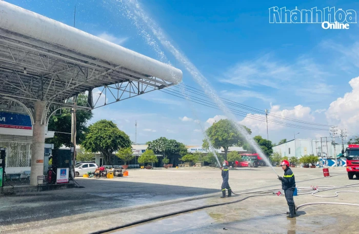 Thực tập phương án chữa cháy tại cửa hàng xăng dầu ở xã Diên Điền