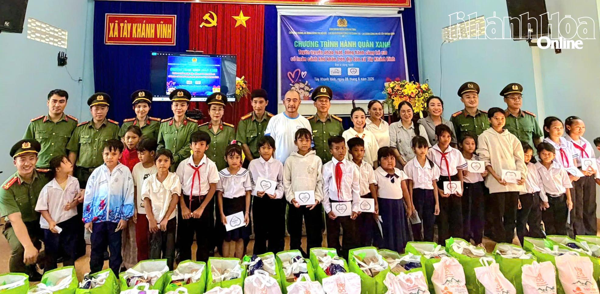 Chương trình Hành quân xanh mang đến nhiều phần quà ý nghĩa cho học sinh xã Tây Khánh Vĩnh.