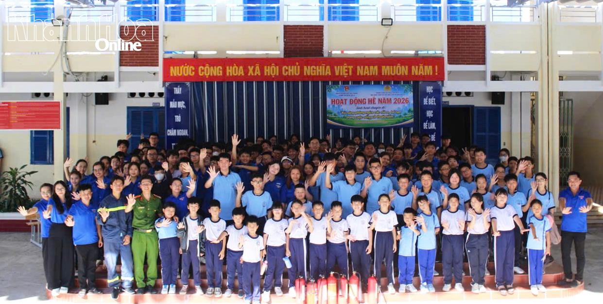 Cán bộ, chiến sĩ cùng Đoàn phường Bắc Nha Trang chụp ảnh lưu niệm với các em học sinh.