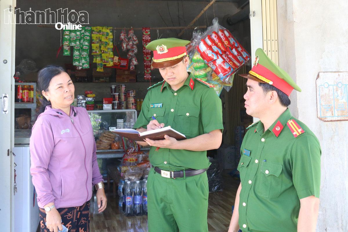 Phòng Cảnh sát kinh tế Công an tỉnh phối hợp với Công an xã Phước Dinh tìm hiểu tâm tư, nguyện vọng của người dân tại thôn Vĩnh Trường.