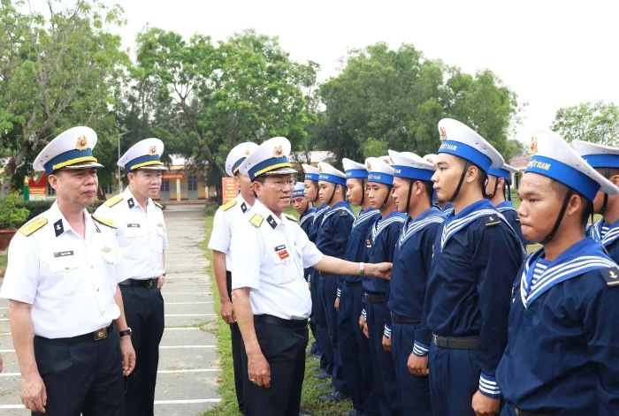 Vùng 4 Hải quân kiểm tra đơn vị vững mạnh toàn diện tại Lữ đoàn 101